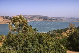 Image du Maroc Professionnelle de  Le barrage Oued El Makhazine, conçu pour le développement et  l'irrigation du périmètre du Loukkos. Ainsi les champs situés dans le triangle Ksar El Kébir, Larache, Moulay Bouselham profitent de cette infrastructure. Cette importante réalisation située sur El Oued Loukkos sert à la régularisation inter annuelle des débits tout en formant une protection contre les crues, au Jeudi 1er Septembre 2005 à cette datte le barrage dispose 309 Million de M3. (Photo / Abdeljalil Bounhar) 